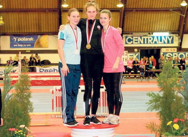 Kamila Ciba (w środku) była najlepsza w biegu na 60 metrów