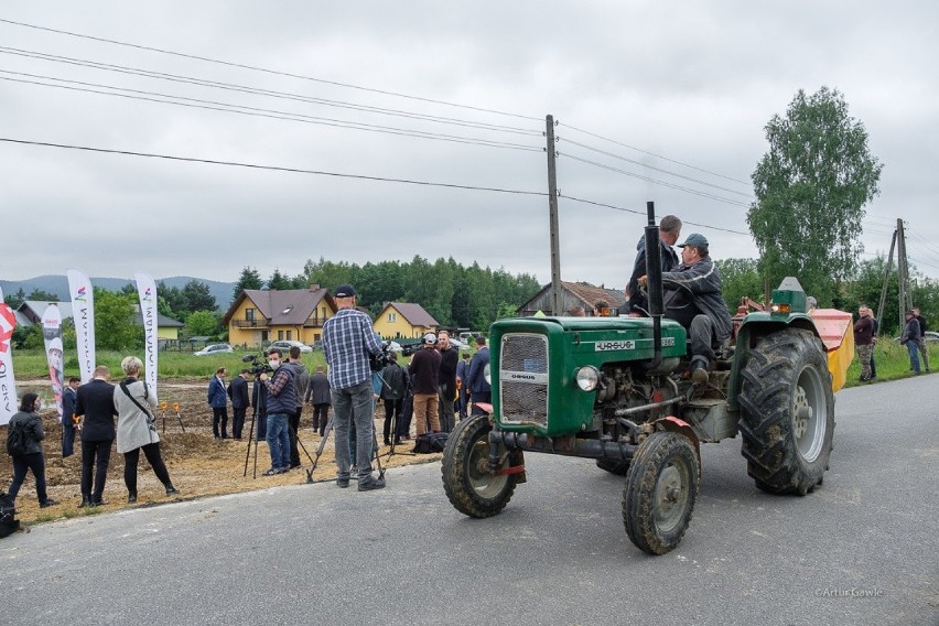 Tuchów. Rozpoczęła się budowa obwodnicy. Nowa trasa wyprowadzi ciężki ruch z centrum miasteczka [ZDJĘCIA]            