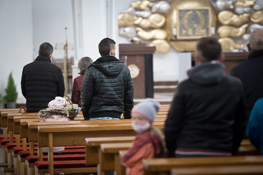 Wielka Sobota w Wałbrzychu. Święcenie pokarmów w Sanktuarium Relikwii Drzewa Krzyża Świętego na Podzamczu (ZDJĘCIA)