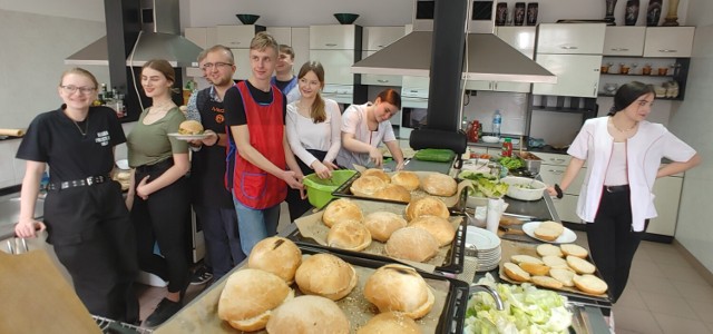 Warsztaty kulinarne "Wiosenne gotowanie" w ZS CKZ w Bujnach. Uczniowie robili vegeburgera z meksykańską salsą