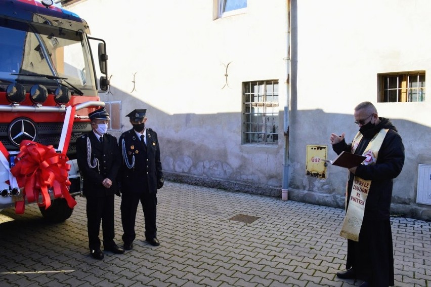 Wąsosz. Symboliczne przekazanie nowego wozu bojowego dla OSP Wąsosz. Ze względu na pandemię odbyła się w kameralnym gronie