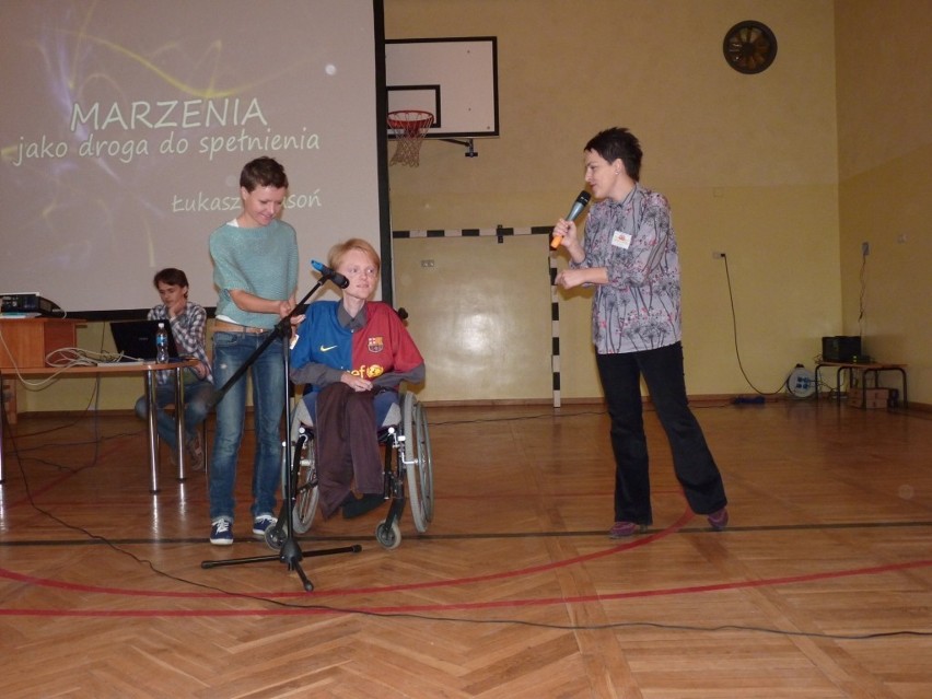 Spotkanie z Łukaszem Krasoniem w ZSE-E. Absolwent szkoły uczy, jak spełniać marzenia