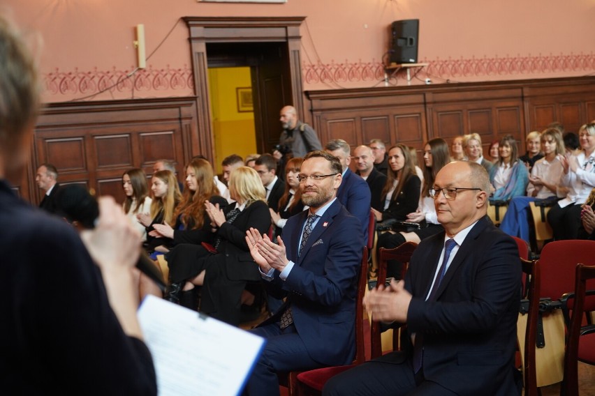 Wręczenie dyplomów stypendystom Prezesa Rady Ministrów. Natalia Jarzyna i Krzysztof Mielcarz zostali stypendystami