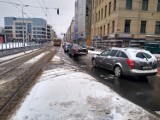 Sypnęło śniegiem, zimowe warunki we Wrocławiu. Jak poradziły sobie służby? [STAN ULIC]