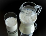 Czym zastąpić mleko krowie w diecie? Poznaj 10 najlepszych mleczek roślinnych do kawy, picia, gotowania i pieczenia
