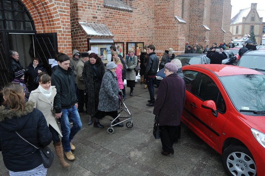 Śrem: autosacrum przy kościele farnym. Poświęcono ponad 400 aut [ZDJĘCIA]