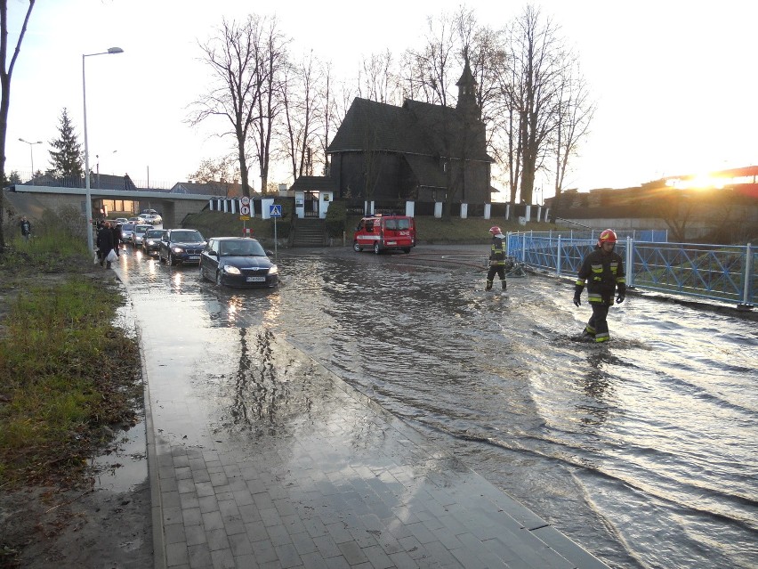 Tarnów. Kilka ulic pod wodą. Robotnicy uszkodzili rurę [ZDJĘCIA]