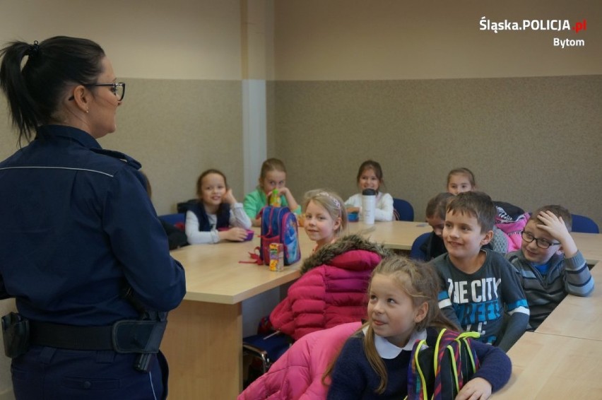 Dzieci poznały  zakamarki komendy policji i tajemnice pracy policjantów