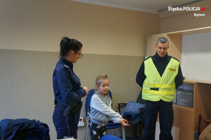 Dzieci poznały  zakamarki komendy policji i tajemnice pracy policjantów