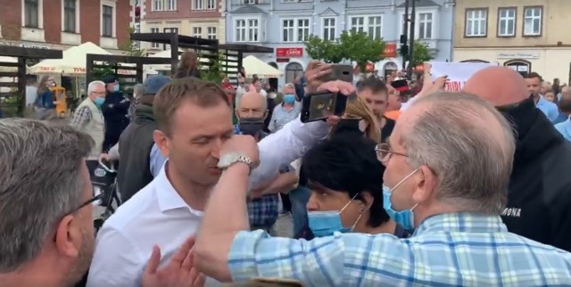 Poseł Sławomir Nitras zaatakowany na wiecu Rafała Trzaskowskiego w Kartuzach, 30.06.2020