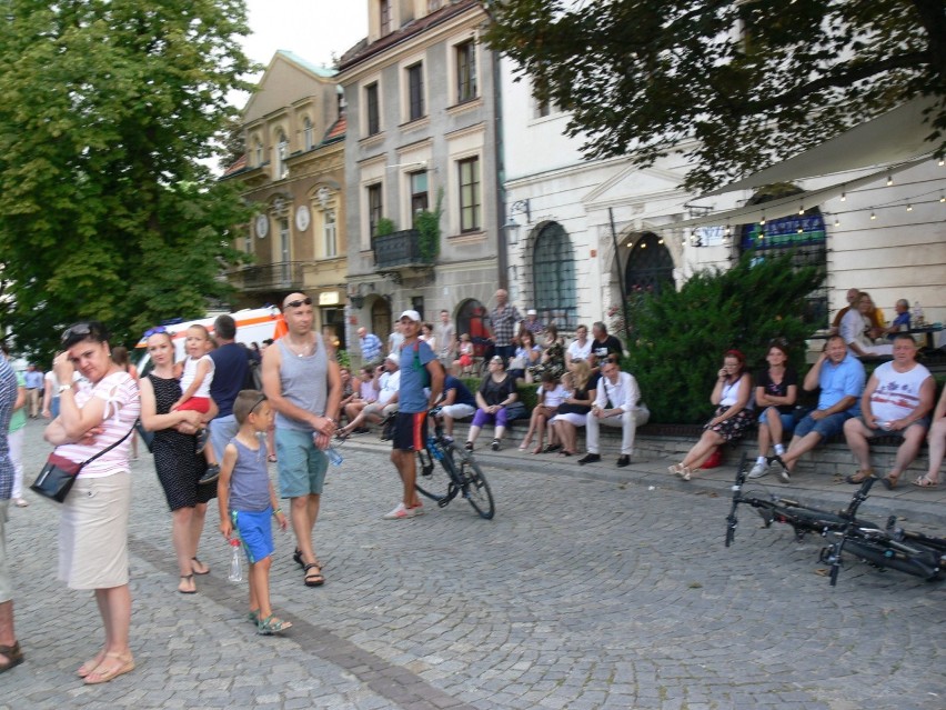 Sandomierz Fashion Street. Burza przerwała  pokaz mody na Starówce! Ale po niej tez było pięknie [NOWE ZDJĘCIA] 