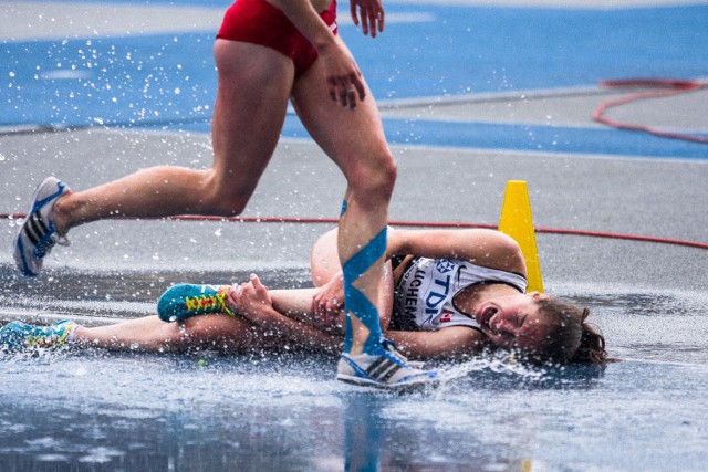 To zdjęcie zostało wykonane w lipcu 2016 roku podczas mistrzostw świata juniorów w lekkiej atletyce w Bydgoszczy. Przedstawia zawodniczkę z Kanady po biegu na 3000 metrów z przeszkodami.