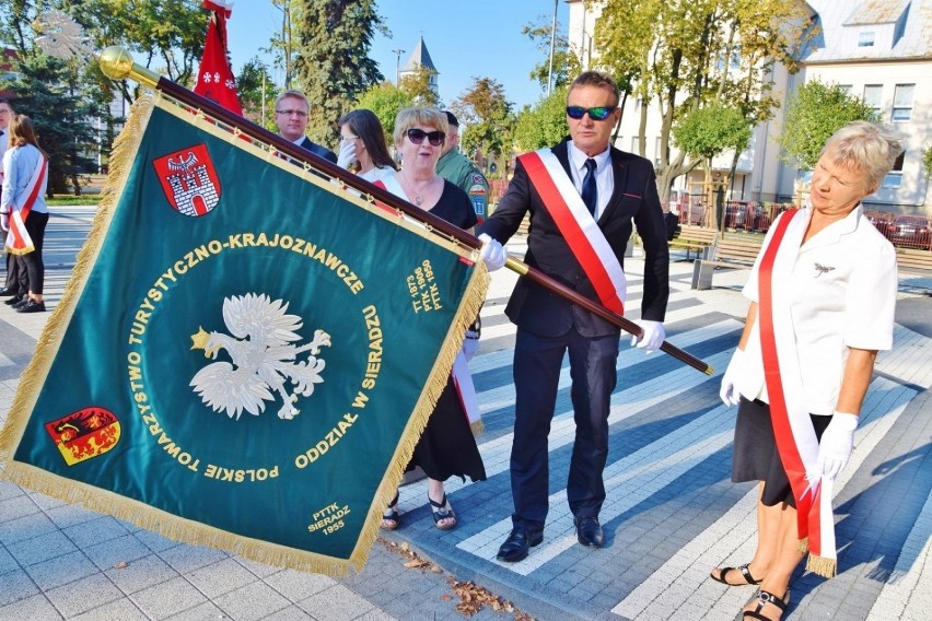 Oddział PTTK w Sieradzu ma swój sztandar (zdjęcia)