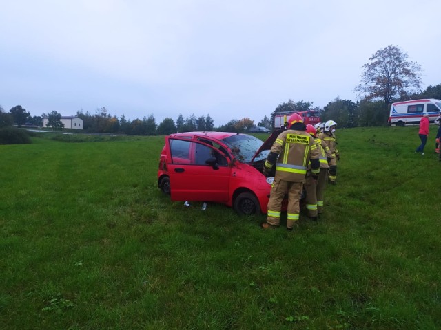 Strażacy z OSP w Rybieńcu interweniowali w Grubnie, gdzie dachowało auto Białorusinów