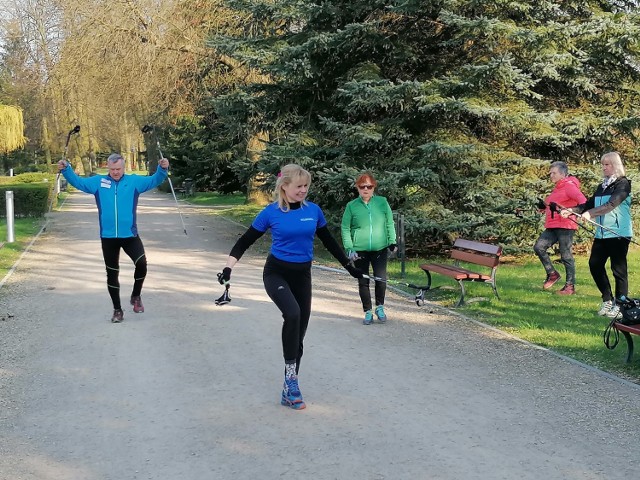 30 osób brało w zajęciach nordic walking na terenie MOSiR