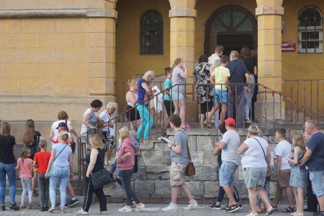 Kaliszanie przyszli zwiedzać byłe więzienie