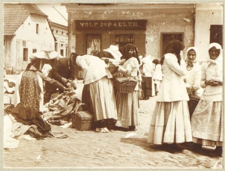 Na przedwojennym zdjęciu kobiety handlujące na Rynku przed...