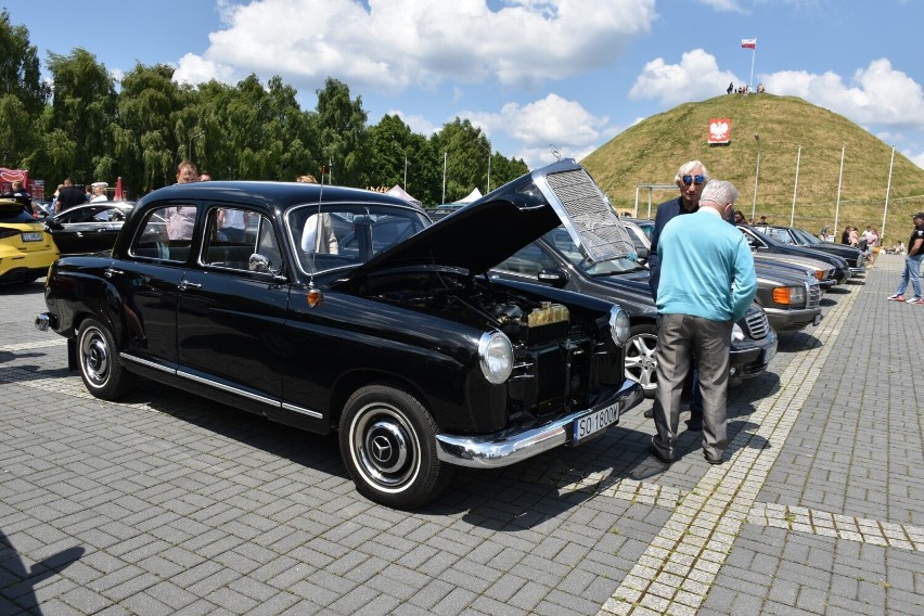 Piękny, czarny Mercedes z 1962 roku był gwiazdą podczas...