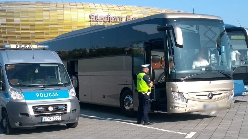 Autokary wożące dzieci na wycieczki i zielone szkoły do kontroli. Policja uruchomiła specjalny punkt przy stadionie Energa Gdańsk