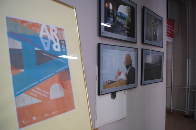 ArtRa Radomsko 2020. Wystawy fotografii i malarstwa już dostępne w bibliotece i muzeum