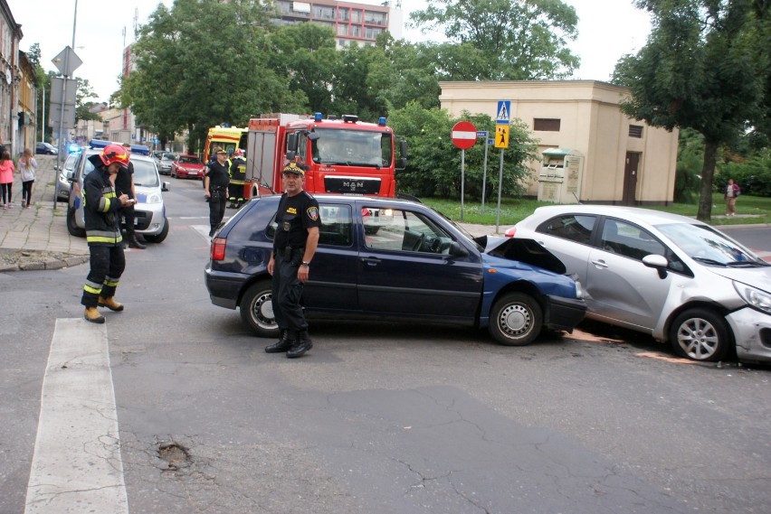 Zderzenie aut na skrzyżowaniu Dobrzeckiej i Staszica w...