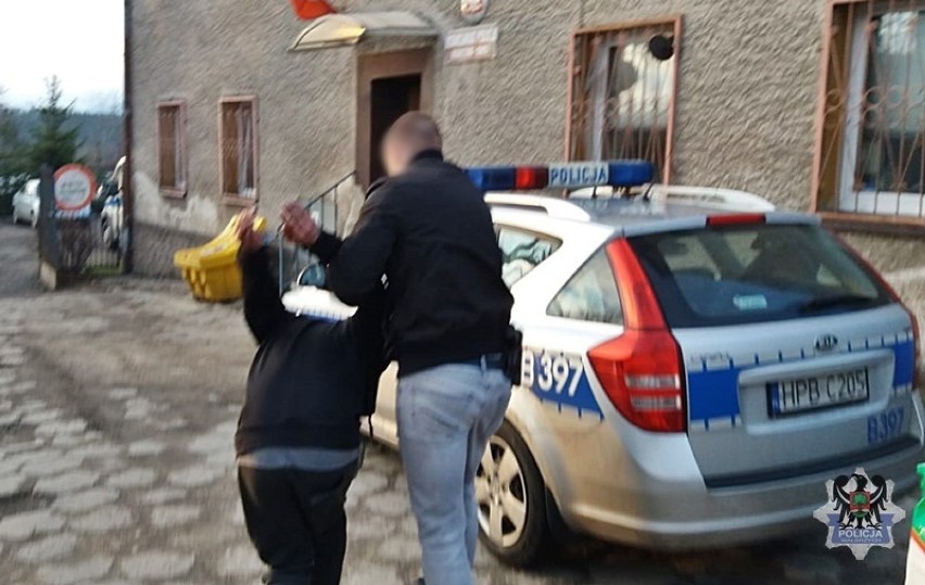 Policjanci z Boguszowa-Gorc zatrzymali mężczyznę, który włamywał się do domków jednorodzinnych