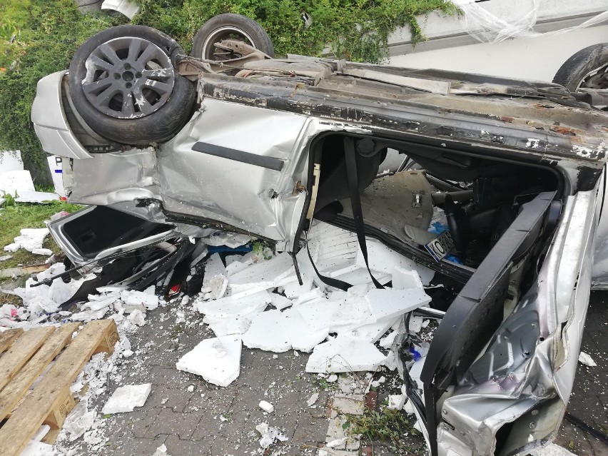 Bytom: Samochód spadł ze skarpy i dachował na parkingu OBI. Młody kierowca był pijany...