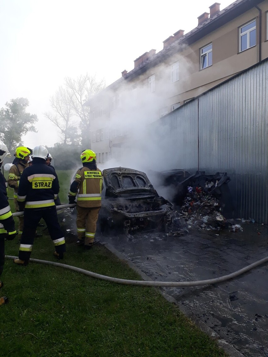 Jabłonka. Spłonął samochód osobowy przy miejscowej szkole