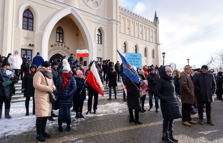 „Moje prawa to Konstytucja, nie kod QR”. Przeciwnicy przymusu szczepień spotkali się na placu Zamkowym w Lublinie. Zobacz zdjęcia