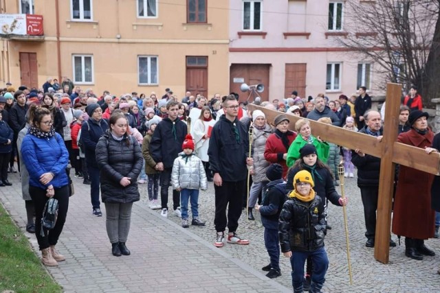 W piątek, 31 marca uliczkami opatowskiego rynku przeszła Droga Krzyżowa. Wzięło w niej udział kilkuset wiernych. Podczas przemarszu każdy mógł dźwigać krzyż.