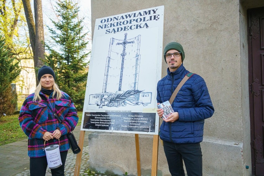 Nowy Sącz. Wolontariusze kwestowali na rzecz odnowy nowosądeckiego Starego Cmentarza. Zobacz zdjęcia