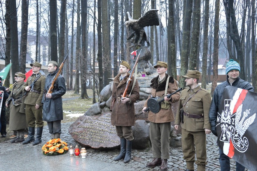 Zakopane. Ksiądz Jacek Międlar modlił się przy pomniku "Ognia" [ZDJĘCIA]