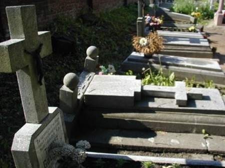 Na cmentarzu parafialnym w Chojnicach widać jeszcze ślady wandalizmu. Fot. Radosław Osiński