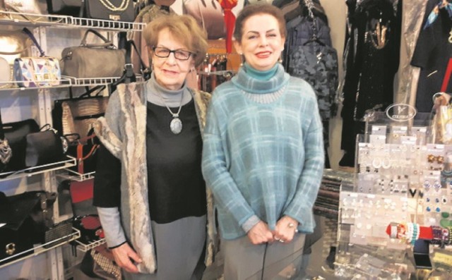 „Butik Roku” w powiecie gdańskim prowadzi Magdalena Marko razem ze swoją mamą Apolonią, która od lat przygotowuje efektowne, przyciągające wzrok przechodniów wystawy.
W ofercie działającego od 1979 r. butiku jest nie tylko odzież polskich producentów oraz importowana z Danii, Holandii czy Niemiec, ale i obuwie, galanteria, biżuteria oraz szeroki asortyment kosmetyków. W przeciwieństwie do odzieżowych sieciówek, można tu liczyć na spokojną poradę i pomoc w stworzeniu odpowiedniej stylizacji na różne okazje.
-&nbsp;Stawiamy na jakość ubrań, które sprzedajemy, ale wbrew temu, co niektórzy o nas myślą, nie sprzedajemy bardzo drogich ubrań. Ważne jest dla nas także to, by nasze klientki dobrze wyglądały i czuły się w danym ubraniu - mówi Magdalena Marko. - Nasze klientki to głównie kobiety dojrzałe, ale przychodzą też młode dziewczyny, które rozpoczynają pracę zawodową i chcą wyglądać elegancko. Wiem też od naszych klientek, że często córki i wnuczki „zabierają” im kupione u nas ubrania.
-&nbsp;Zdarza się, że klientka przychodzi do nas tylko po sukienkę, a wychodzi w kompletnym stroju, łącznie z butami i biżuterią, albo kupuje płaszcz i od razu dobiera do niego szalki i rękawiczki - dodaje pani Apolonia.