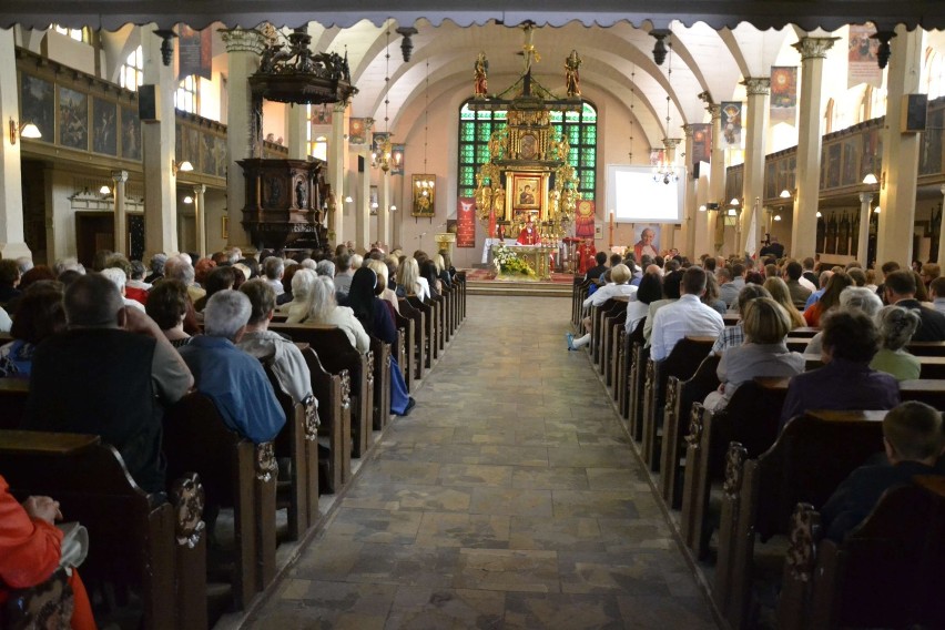 Relikwie Jana Pawła II w Malborku. Wierni przywitali je w kościele MBNP