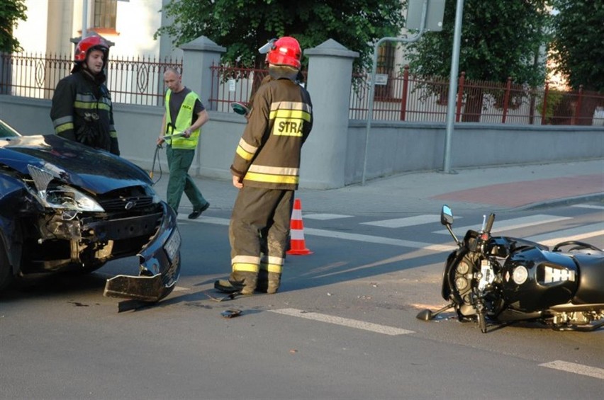 Wypadek na Dąbrowskiego. Zderzyły się motocykl i samochód