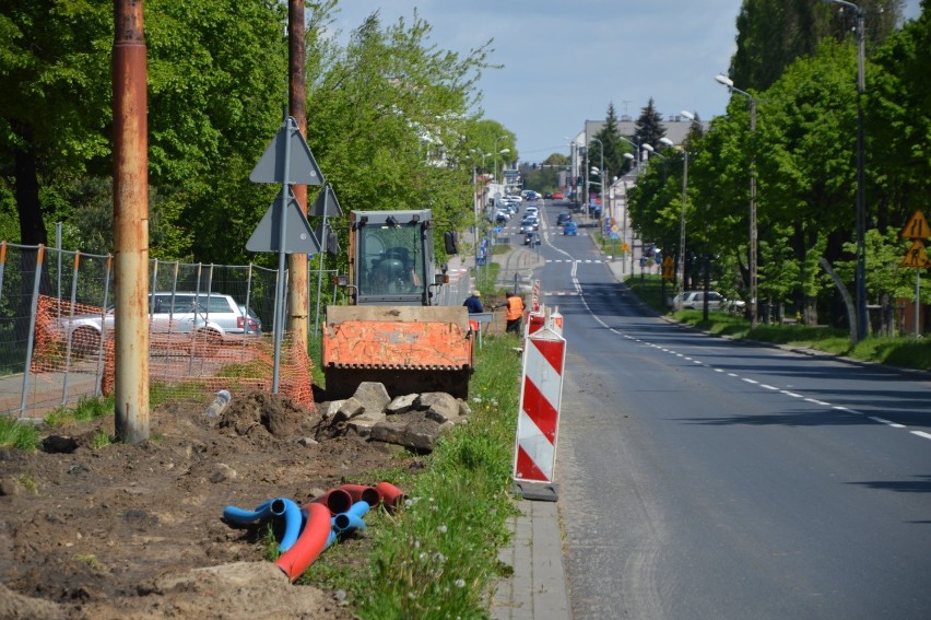 Część torowiska na ul. 1 Maja remontuje miasto Zgierz...