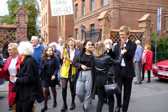 Trwa VII Zjazd Absolwentów I Liceum Ogólnokształcącego w Toruniu.  Jego uczestnicy wczoraj wysłuchali koncertów grup Pled Zepchlim oraz Kobranocka, które tworzą m.in. byli uczniowie "Kopernika". Dzisiaj z kolei dawni uczniowie I LO przemaszerowali przez starówkę i złożyli kwiaty pod pomnikiem Mikołaja Kopernika, patrona szkoły. Zjazd zakończy się w niedzielę.

Zobacz także: Zapierające dech widoki z punktu obserwacyjnego Twierdzy Toruń [ZDJĘCIA]