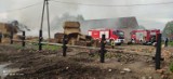 "Styrta się pali!" Pożar snopków słomy blisko zabudowań stadniny w miejscowości Krąpiel. Zagrożony był sąsiedni budynek