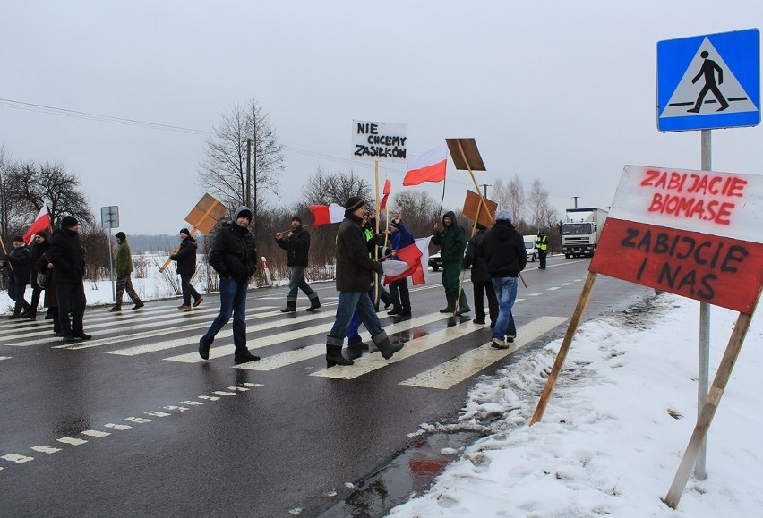 Grupa rolników blokuje w Ludwinowie (trasa Chełm-Dorohusk)...