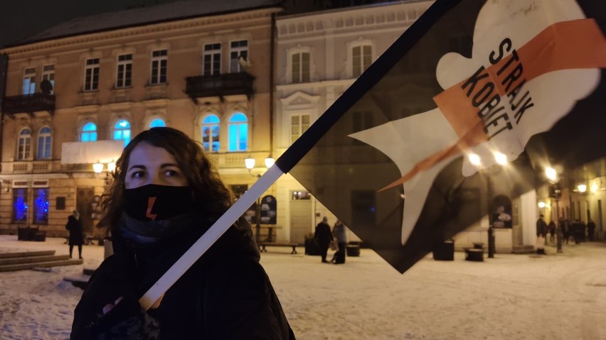 Strajk Kobiet, Piotrków: Protest przed biurem PiS na Rynku...