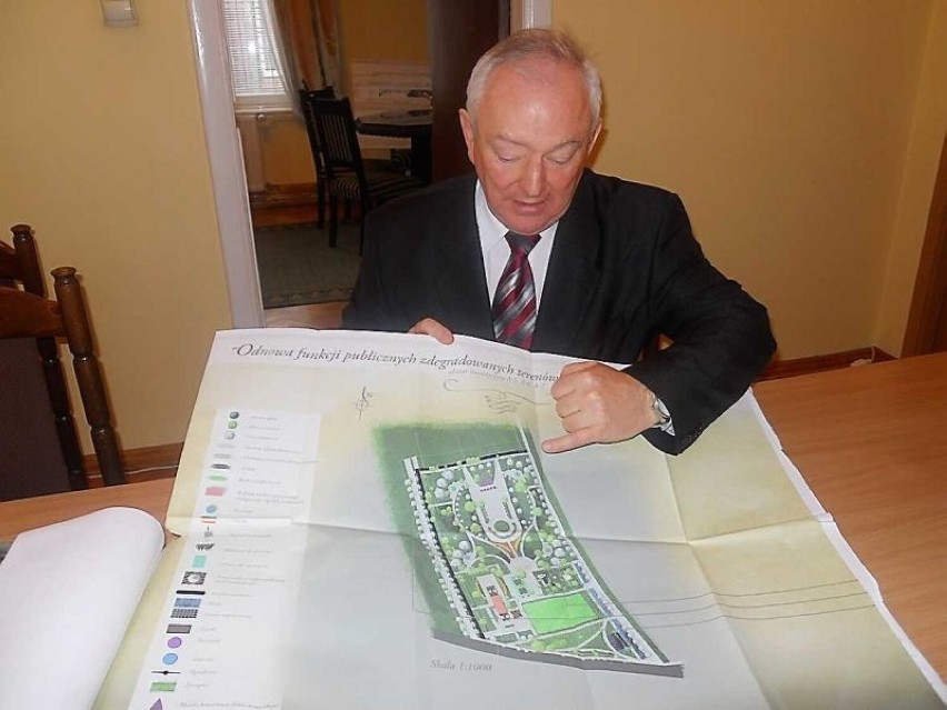 Leszek Dzierżewicz przez 25 lat był burmistrzem Ciechocinka. Historia jego pracy na zdjęciach 