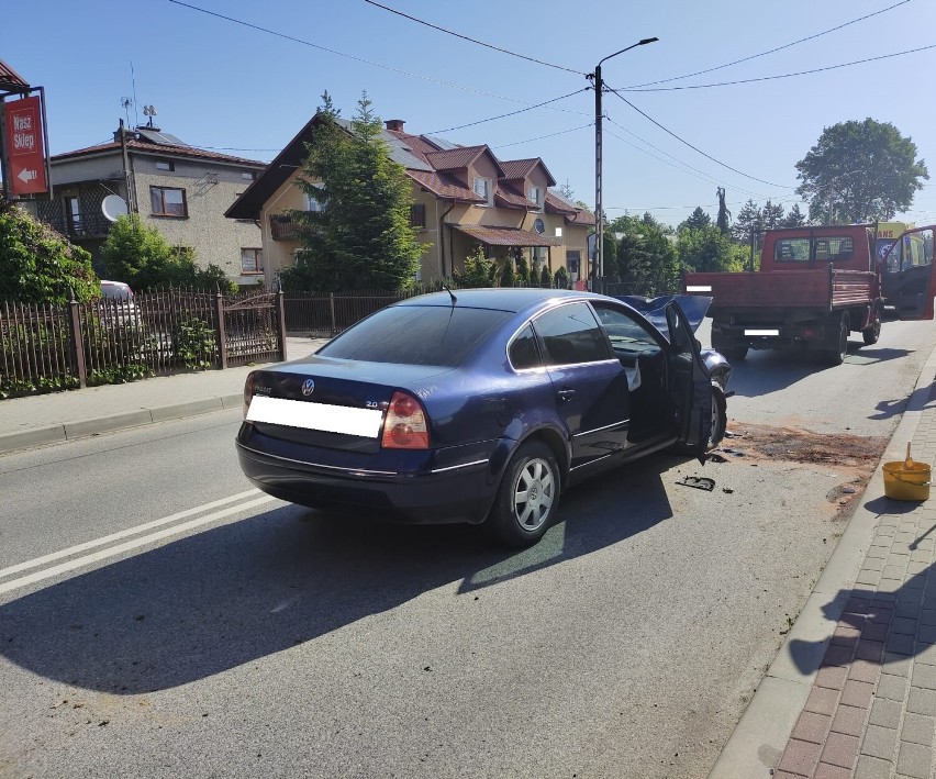 Na ul. Wolności w Szczucinie zderzył się osobowy volkswagen...