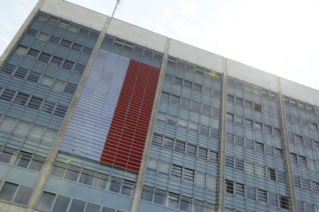 Wielka flaga narodowa na Urzędzie Wojewódzkim przy al. Niepodległości