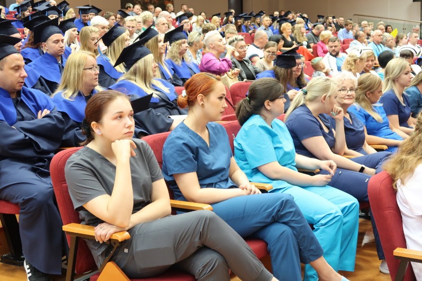 PUAS Wałbrzych Czepkowanie 2022: 19 nowych pielęgniarek i pielęgniarzy odebrało dyplomy [DUŻO ZDJĘĆ]
