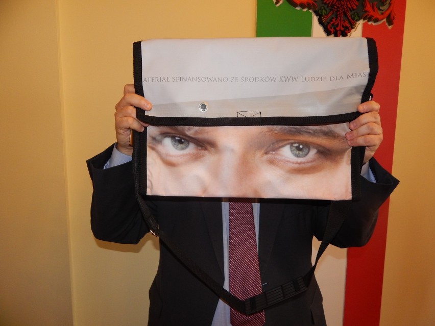 Prezydent Wójcicki puszcza (oko) z torbami