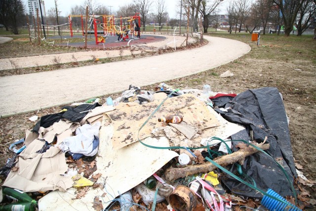Miał być park, a jest nielegalne wysypisko. “ Patologiczni śmieciarze podrzucający całe wory śmieci”