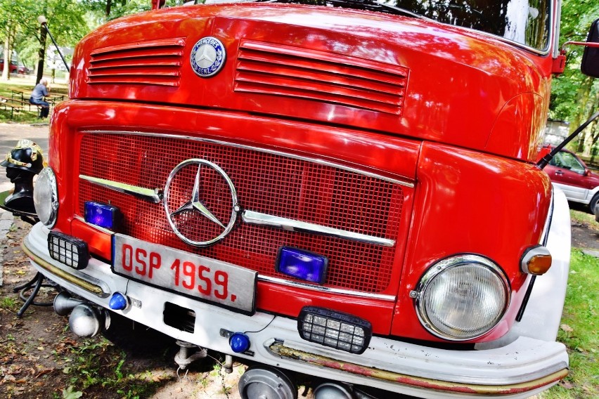 60-letni mercedes OSP Kalinowa wybrany najpiękniejszym strażackim autem na II Ogólnopolskim Zlocie Czerwonych Samochodów (fot)