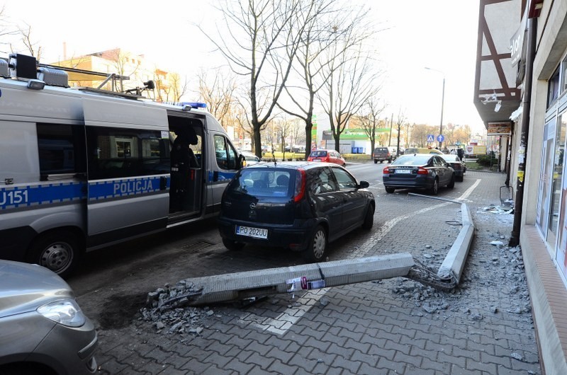 Poznań: Cudem nikt nie zginął. Na ulicy Kościelnej runęła latarnia [ZDJĘCIA]