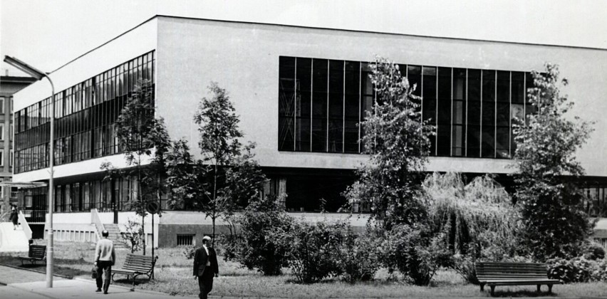 Zdjęcie budynku Biblioteki Głównej AGH z początku lat 70. XX...
